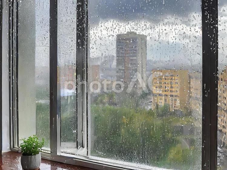雨に濡れた窓ガラス・景色 雨,窓ガラス,濡れたの写真素材