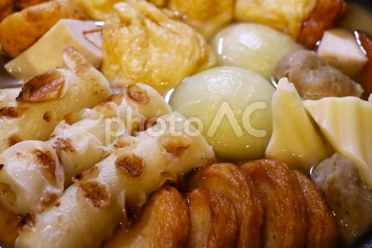 たまねぎと里芋入りおでんのクローズアップ おでん,ちくわ,さつま揚げの写真素材