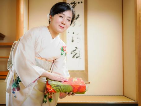 33:和服でお辞儀している女性 33:和服でお辞儀している女性 着物,お辞儀,お中元の写真素材