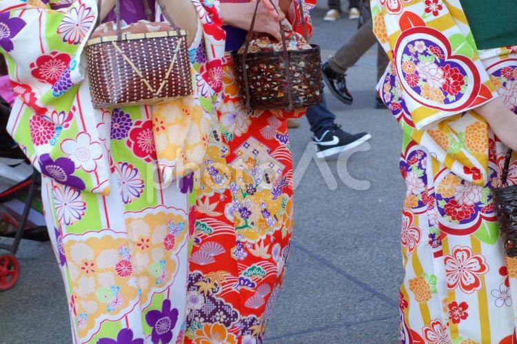 お祭りを楽しむ着物姿の女性たち 着物,和服,女性の写真素材
