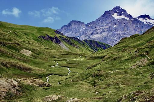 スイスの山でハイキング スイスの山でハイキング 山,スイス,ゴールの写真素材