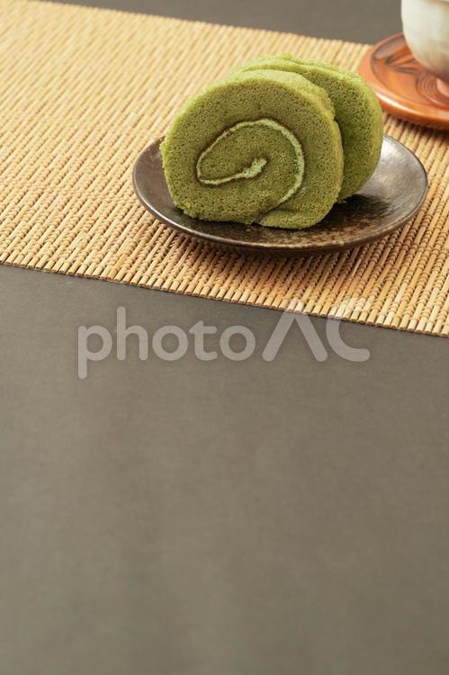 伝統的な抹茶ロールケーキと日本茶 抹茶,ロールケーキ,抹茶ロールケーキの写真素材