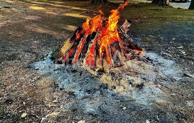 焚き火　どんと焼き　色々使える焚き火写真 焚火,たき火,火の写真素材