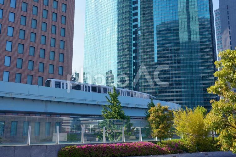 汐留シオサイトのビル街を走るゆりかもめ 汐留,シオサイト,ゆりかもめの写真素材
