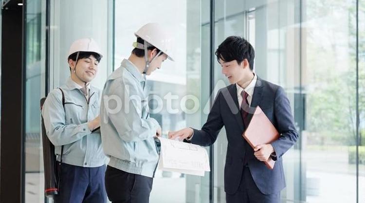 打ち合わせをする作業服を着た男性 作業員,男性,打ち合わせの写真素材