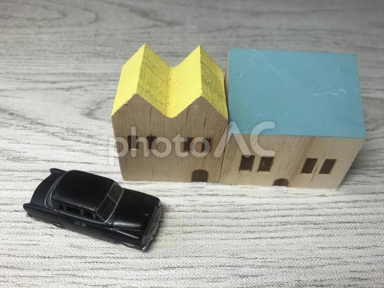 木製のおもちゃの家と車、マイカー、持ち家イメージ マイカー,家,マイホームの写真素材