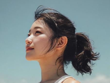 汗をかき微笑む若い女性 汗をかき微笑む若い女性の写真