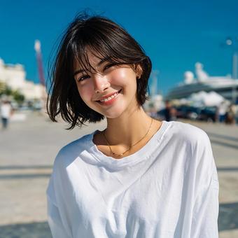 太陽の下で自信に満ちた笑顔を浮かべる女性 太陽の下で自信に満ちた笑顔を浮かべる女性の写真