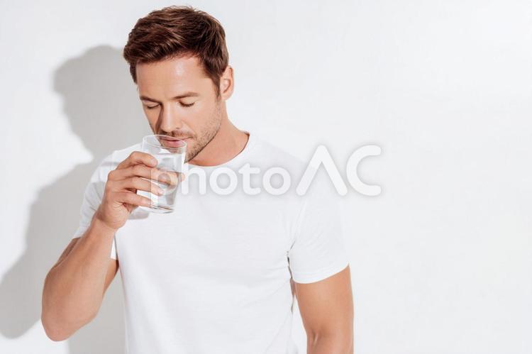 水分補給をする健康的で爽やかな男性 男性,水,飲むの写真素材