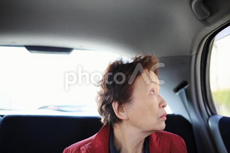 車内の窓から空を見上げるシニア女性 シニア,女性,人物の写真素材