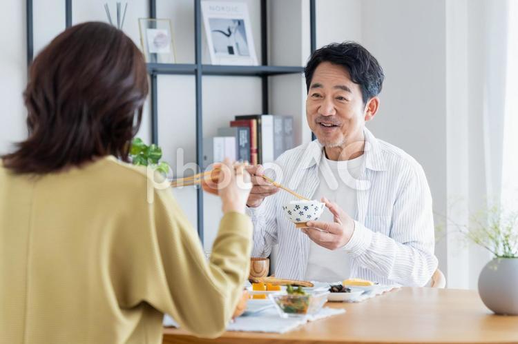 朝食を食べるミドルの男性 食事,食べる,夫婦の写真素材