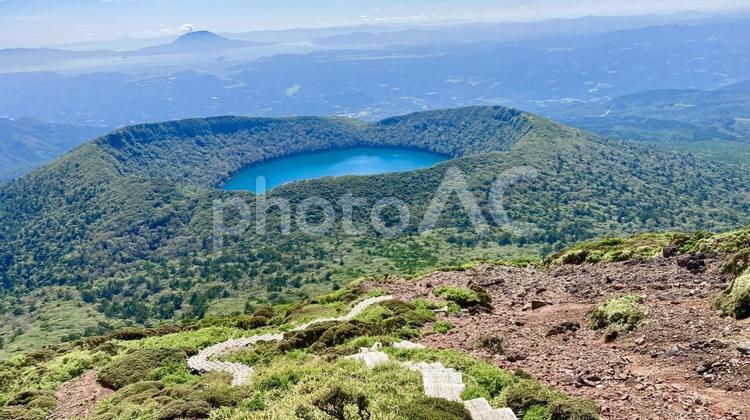 韓国岳　大浪の池　下り　登山　火口湖　 登山,山歩き,火口湖の写真素材