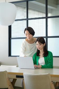オフィスで仕事をする女性 オフィスで仕事をする女性 日本人,30代,女性の写真素材