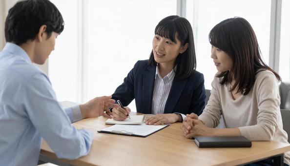 保険の案内をする女性の保険外交員の写真