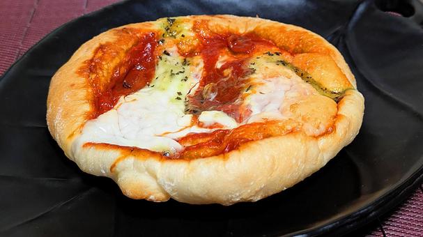 マルゲリータピザパン-03 マルゲリータ,ピザパン,菓子パンの写真素材