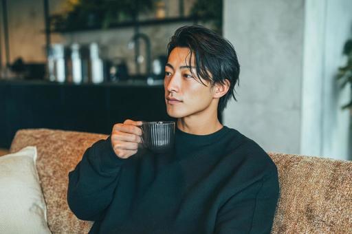 自宅でくつろぐ男性-3の写真