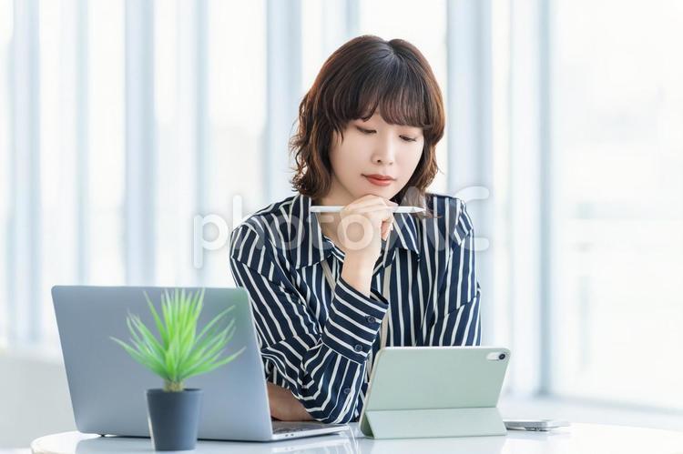 デスクワークをする女性・ビジネスウーマン 女性,ビジネス,パソコンの写真素材