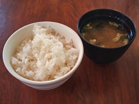 ご飯とみそ汁 ご飯とみそ汁 ご飯,お茶碗,みそ汁の写真素材