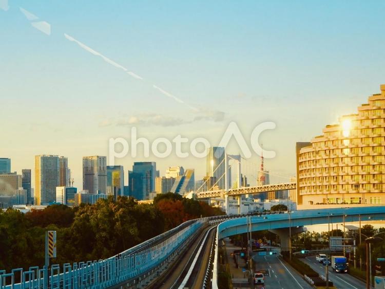 夕方のゆりかもめのレールとビル群の車窓 青空,空,ブルースカイの写真素材