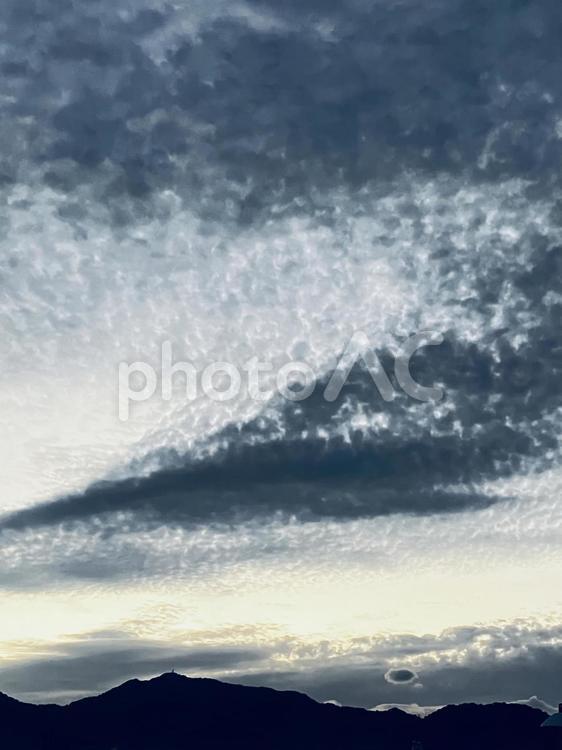 秋の夕暮れ 巻積雲,日暮れ,雲の写真素材