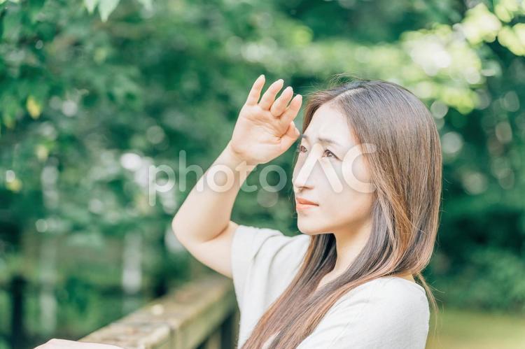 日差しが眩しい日本人女性（紫外線対策） 紫外線,紫外線対策,白内障の写真素材