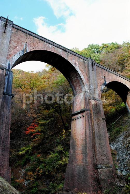 安中市碓氷峠めがね橋の紅葉 群馬県,安中市,松井田の写真素材