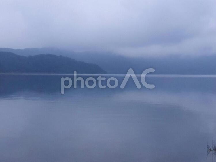 夜明け前の霧がかった湖畔 夜明け,夜明け前,明け方の写真素材