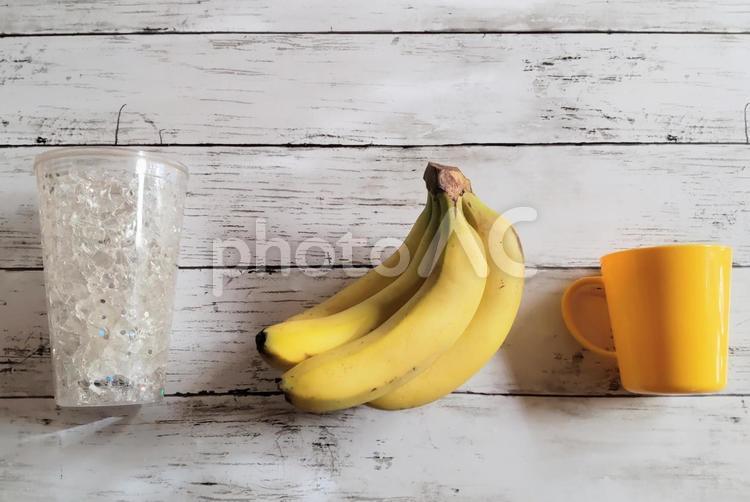 真ん中のバナナをおいしく頂く方法 フルーツ,果物,食べ物の写真素材