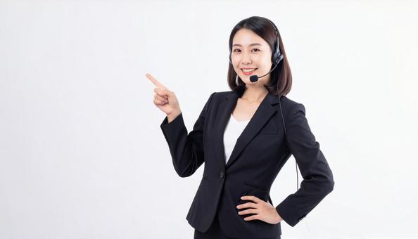 ヘッドセットをつける日本人女性 ヘッドセットをつける日本人女性の写真