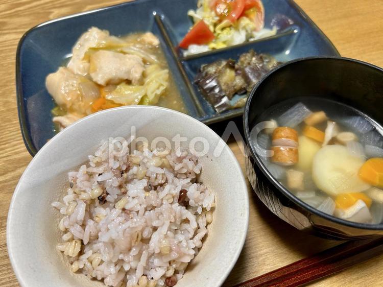 鶏むね肉の甘酢餡定食 食卓,料理,和食の写真素材