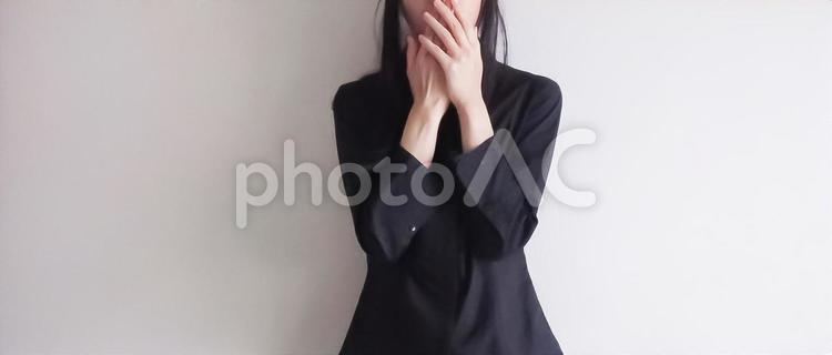 驚愕する女性(横長) 女性,驚く,びっくりの写真素材