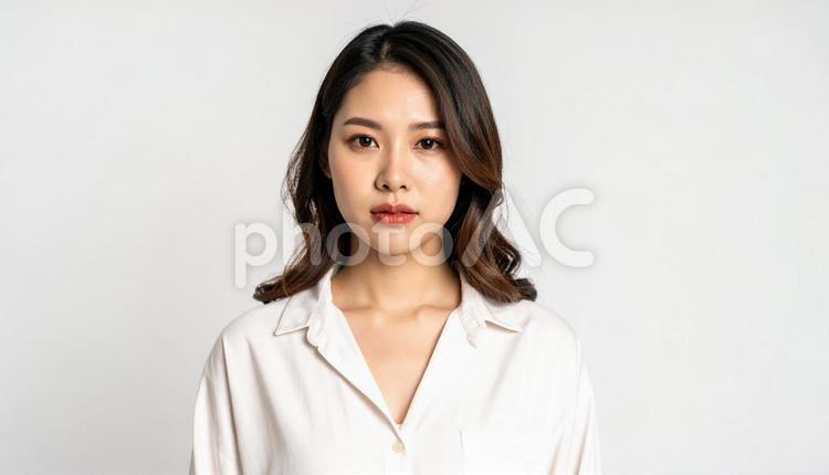 真剣な表情の若い女性のポートレート写真 女性,20代,アジア人の写真素材