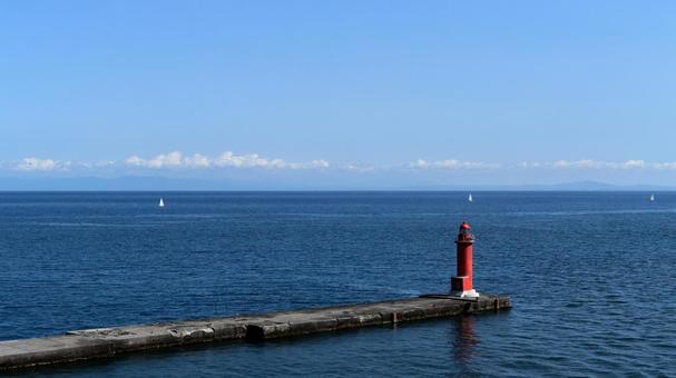 青い大海原と小樽港の赤い灯台 灯台,赤い灯台,海の写真素材