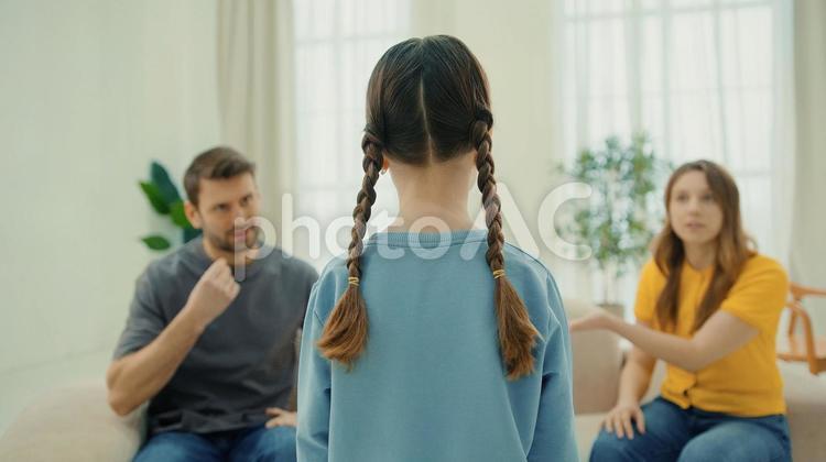 説明する両親と女の子の後ろ姿 家族,親子,後ろ姿の写真素材