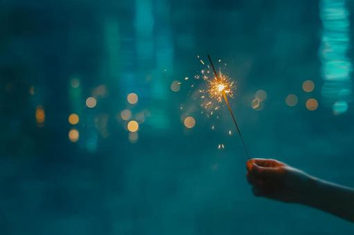 線香花火を持つ手の写真