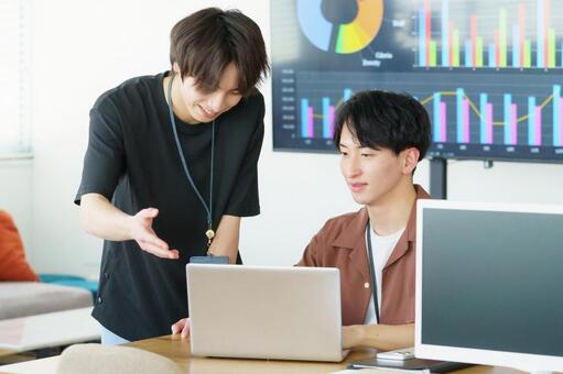 ディスプレイを前に会話する日本人男性2人 男性,2人,若いの写真素材