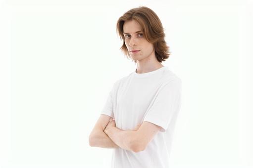 カメラ目線で腕組みをする半袖の男性 カメラ目線で腕組みをする半袖の男性 男性,腕組み,ポーズの写真素材