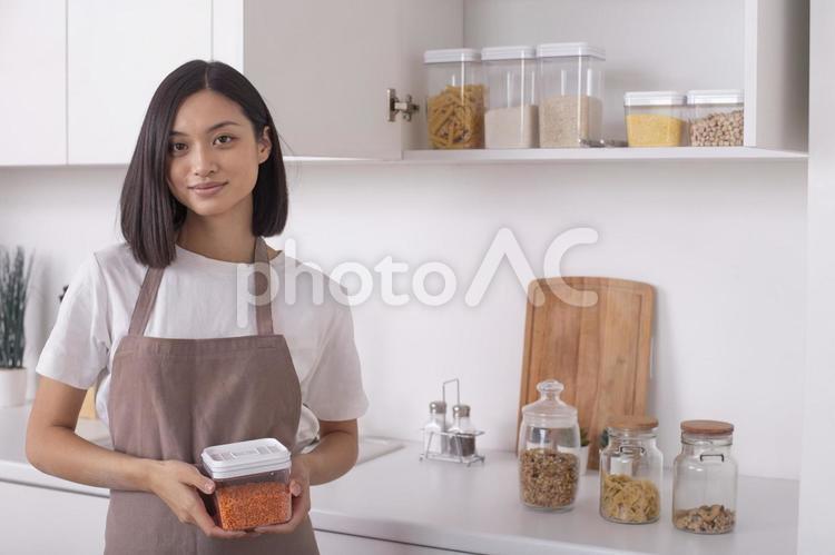 保存容器を持って微笑む女性（観葉植物)1 女性,主婦,母の写真素材