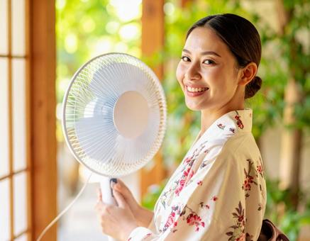 扇風機で涼む、浴衣の彼女 扇風機で涼む、浴衣の彼女の写真