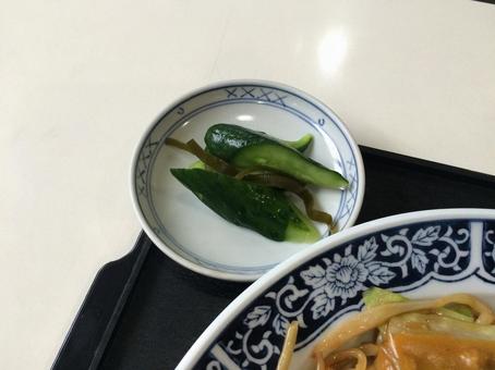 焼きそばに付いたきゅうりと昆布のお新香 お新香,漬物,付け合わせの写真素材