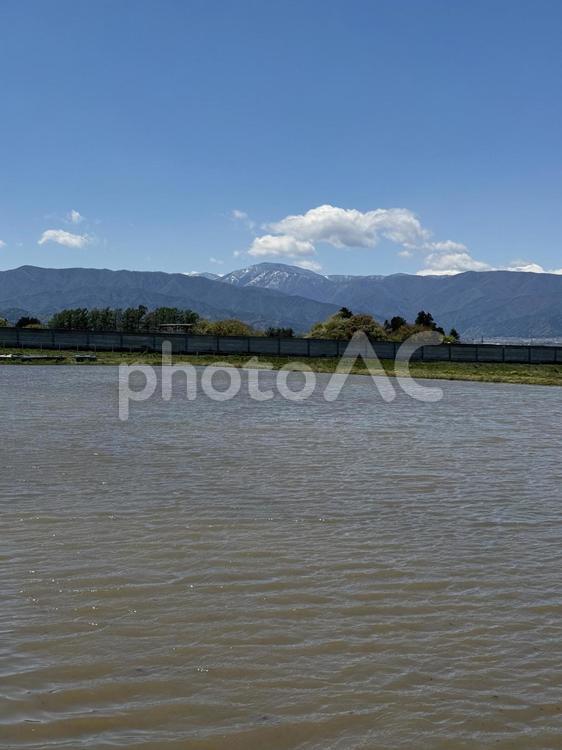 鉢盛山と水田（長野県塩尻市） 風景,空,晴れの写真素材