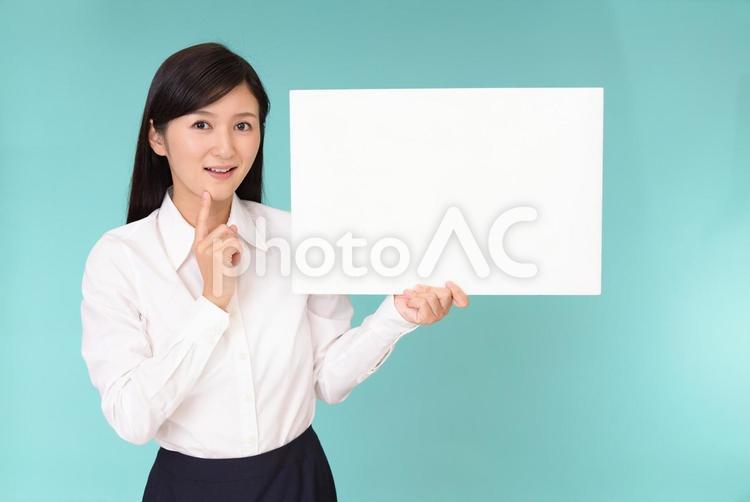 ホワイトボードを持つ笑顔の女性 女性,ビジネスウーマン,仕事の写真素材