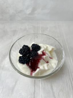 Add beauty blackberries to yogurt, JPG