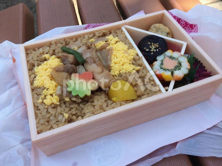 鶏肉炊込ご飯、秋田大館名物の駅弁・鶏めし 鶏めし,弁当,花善の写真素材