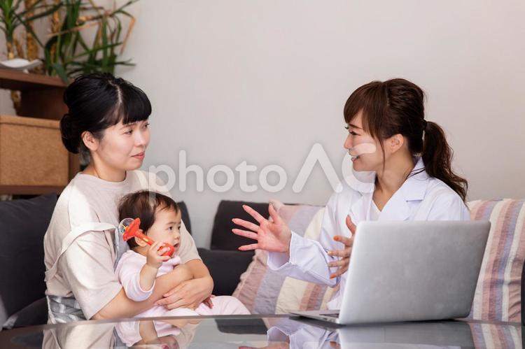 医者と親子 医者,赤ちゃん,乳幼児健診の写真素材