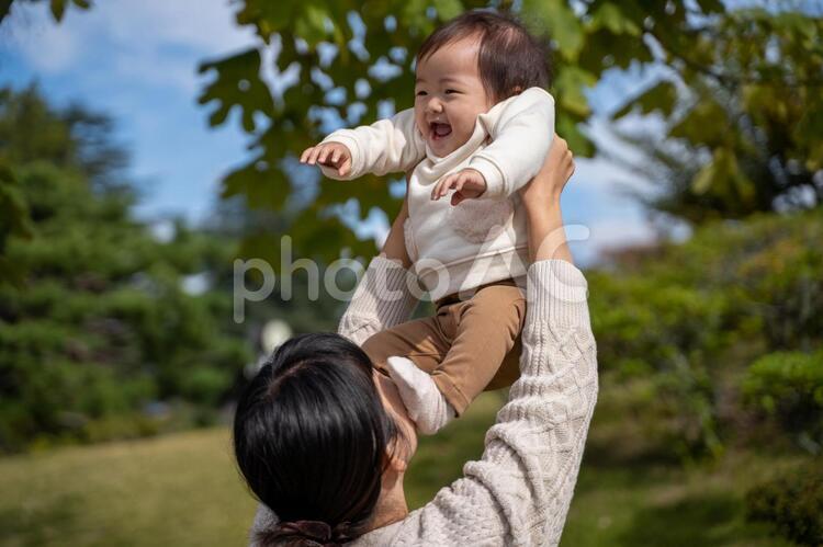 公園で遊ぶママと赤ちゃん 赤ちゃん,ママ,空の写真素材