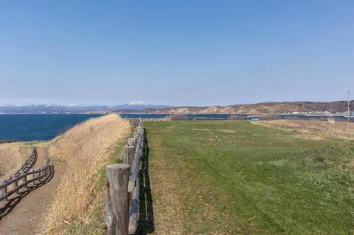 残雪の山と青空と草原 残雪の山と青空と草原 江差,カモメ島,カモメの散歩道の写真素材