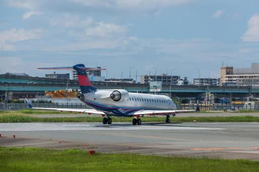 福岡空港の夏の真昼の滑走路シーン 福岡空港の夏の真昼の滑走路シーンの写真