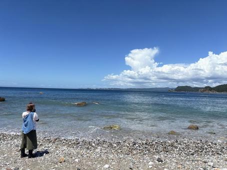 浜辺に立つ女性 浜辺に立つ女性の写真