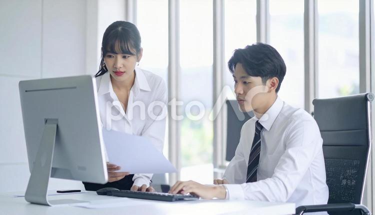 上司にデータを説明する女性社員 ビジネスマン,男性,女性の写真素材